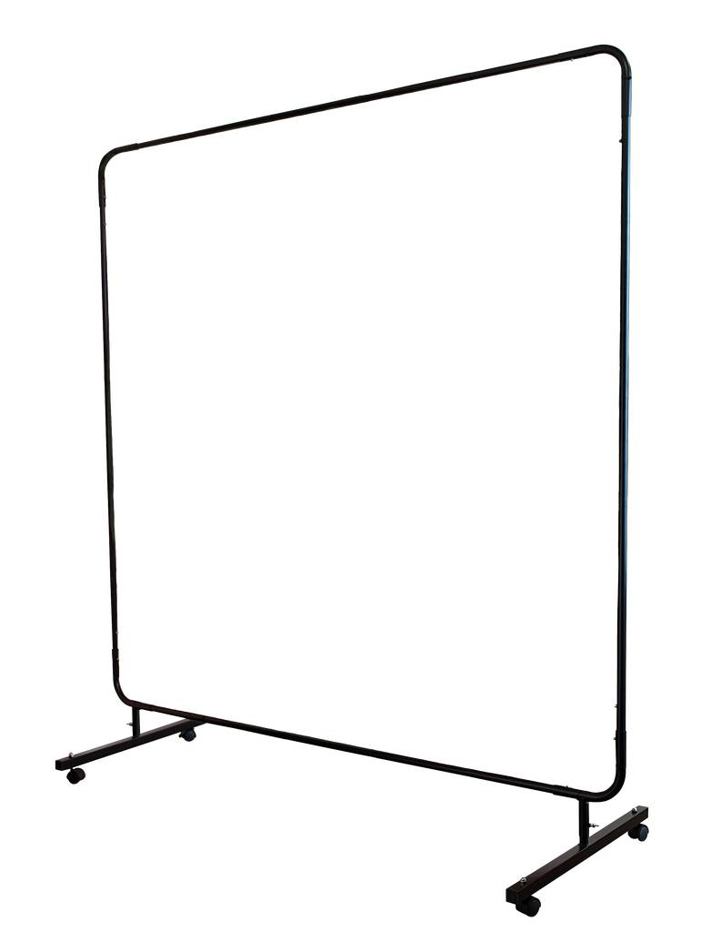 Een zwarte, verrijdbare kledingstandaard met rechthoekig frame. Ideaal voor het ophangen van kleding in winkels of op beurzen.