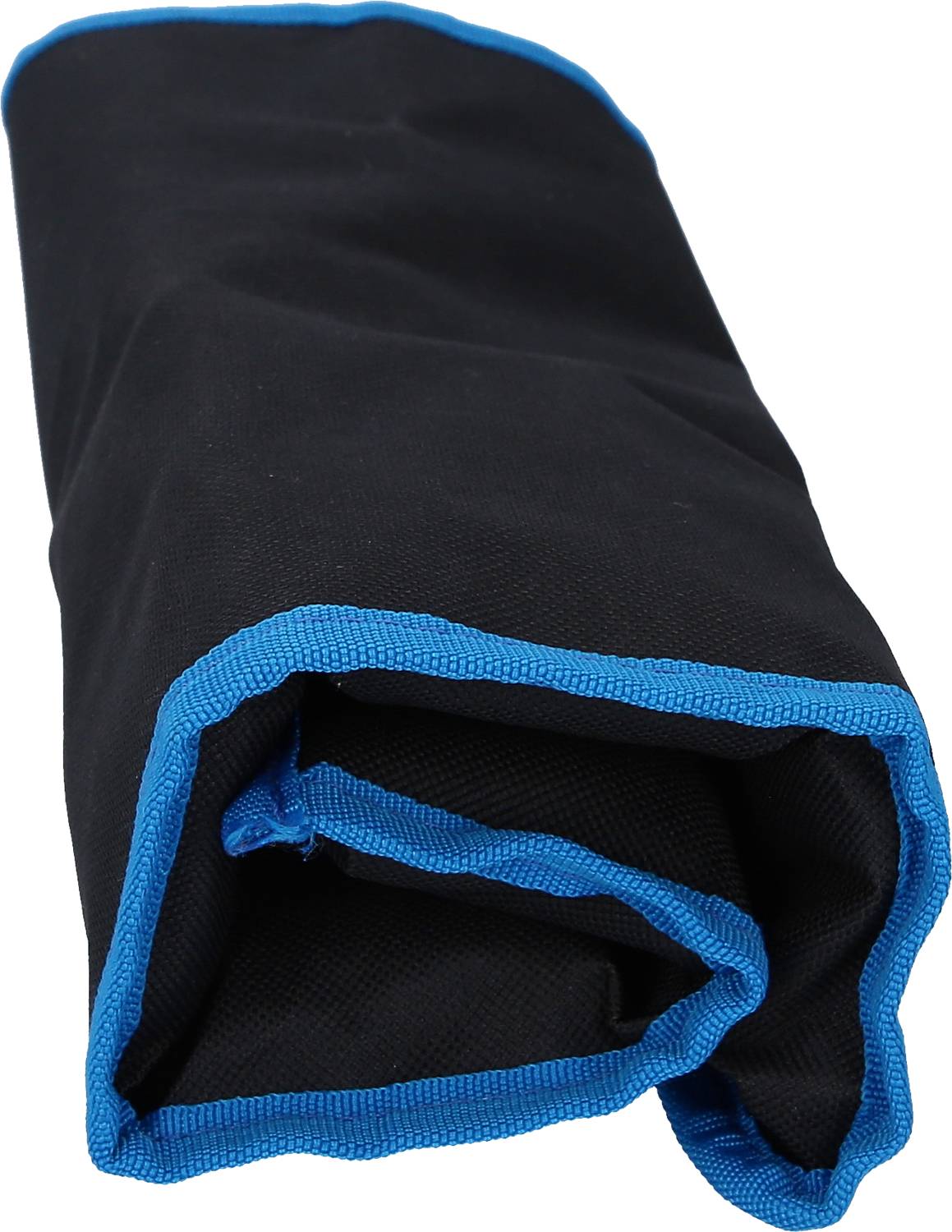 Een zwarte stoffen rol met blauwe rand, opgevouwen.