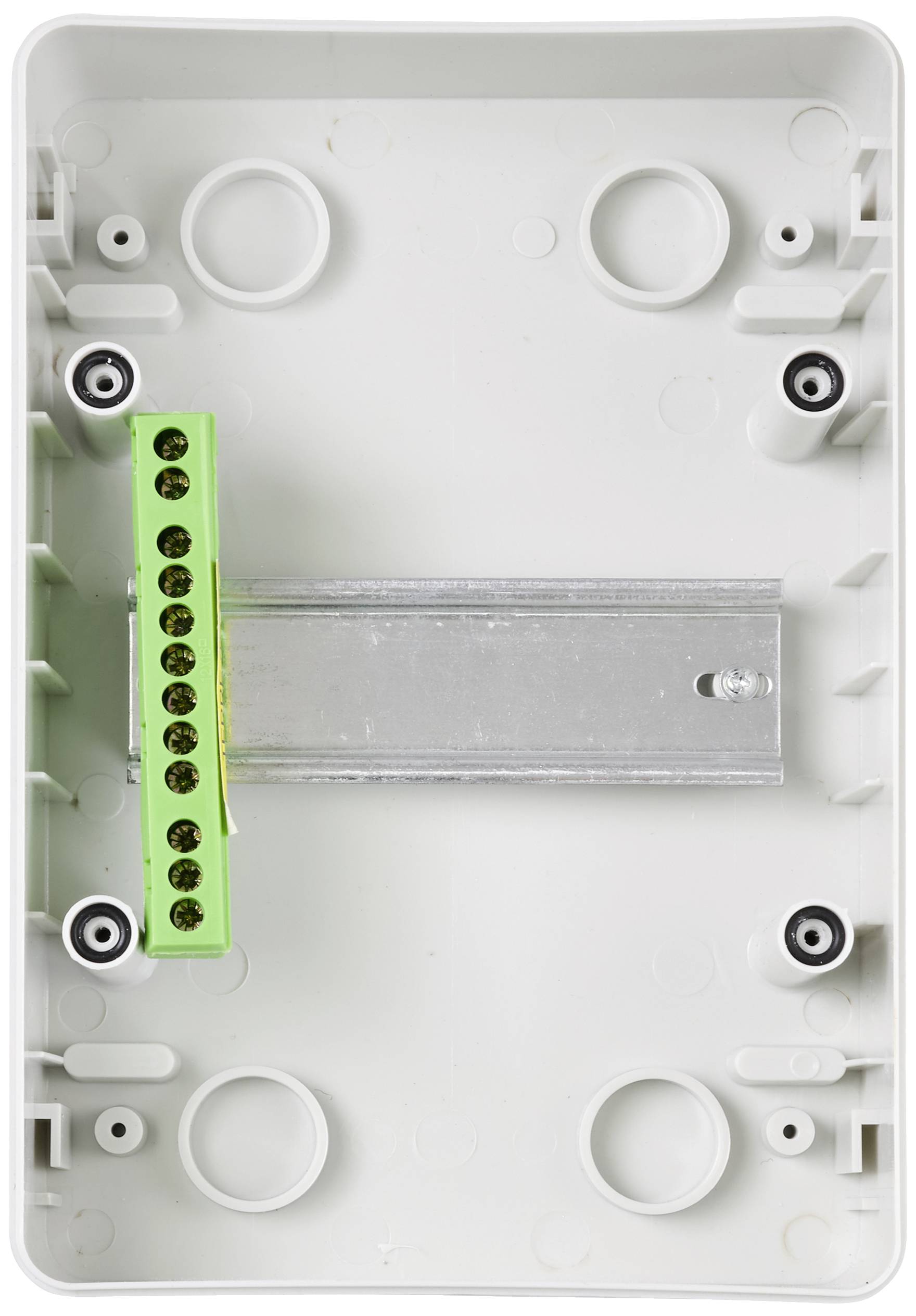 Leerhuis van kunststof met metalen strip en groene aansluitklem, waarschijnlijk bedoeld voor montage van elektrische componenten.