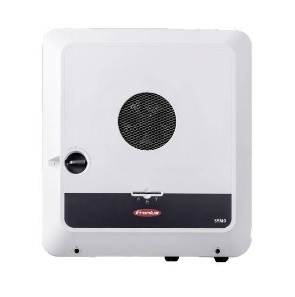 Een witte zonne-omvormer met ventilatierooster en draaiknop, model 'Symo', van Fronius. Hij wordt gebruikt voor het omzetten van zonne-energie naar elektriciteit.