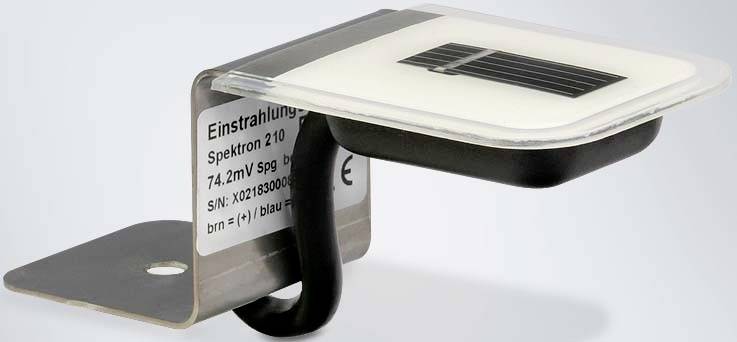 Een zonnepaneel gemonteerd op een metalen steun met het etiket 'Instraling Spektron 210'. Geschikt voor het meten van zonne-instraling.
