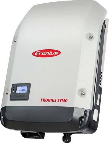 'Fronius Symo' zonne-installatie-omvormer. Wit behuizing met rood logo en een klein display voor het weergeven van systeeminformatie.