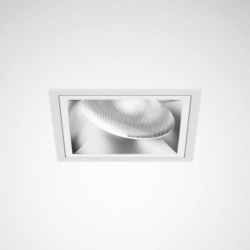 Een plafondgemonteerde, vierkante lamp met een reflecterende binnenkant, geïnstalleerd in een moderne ruimte.