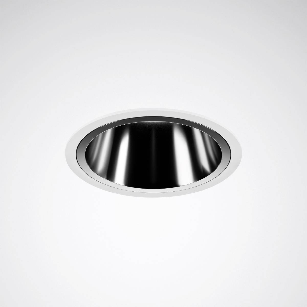 Inbouwspot in het plafond, zilver met een ronde opening, gelakte rand en glad oppervlak, bedoeld voor ruimteverlichting.