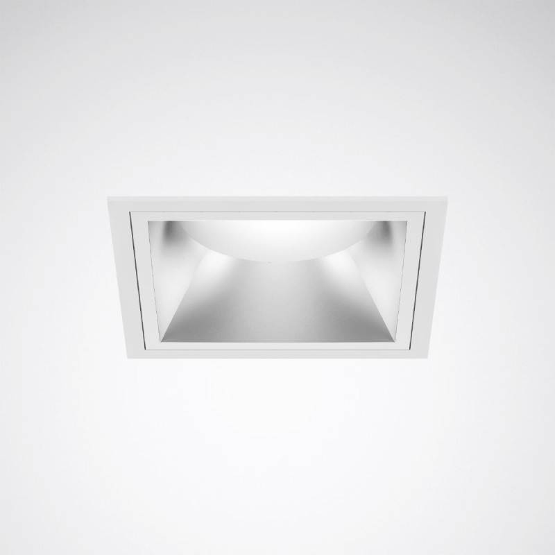 Een vierkante inbouwspot aan een witte plafond; toont symmetrische, moderne vormgeving.