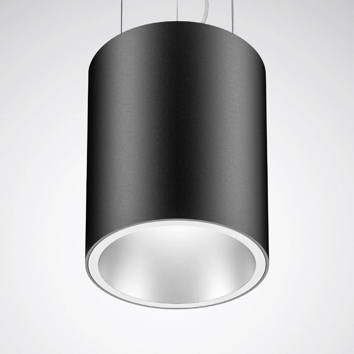 Een zwarte, cilindrische hanglamp met een modern design, die van het plafond hangt en een direct, gefocust lichtstraal uitzendt.
