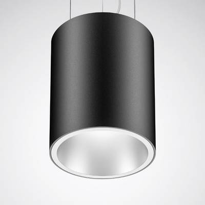 Een zwarte, cilindrische hanglamp met een modern design, die van het plafond hangt en een direct, gefocust lichtstraal uitzendt.