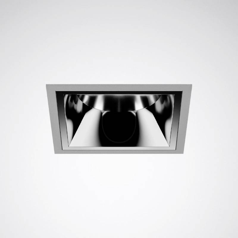 Een vierkante inbouwlamp met een metallic afwerking, geïnstalleerd in het plafond, verlicht de ruimte zonder verblinding.