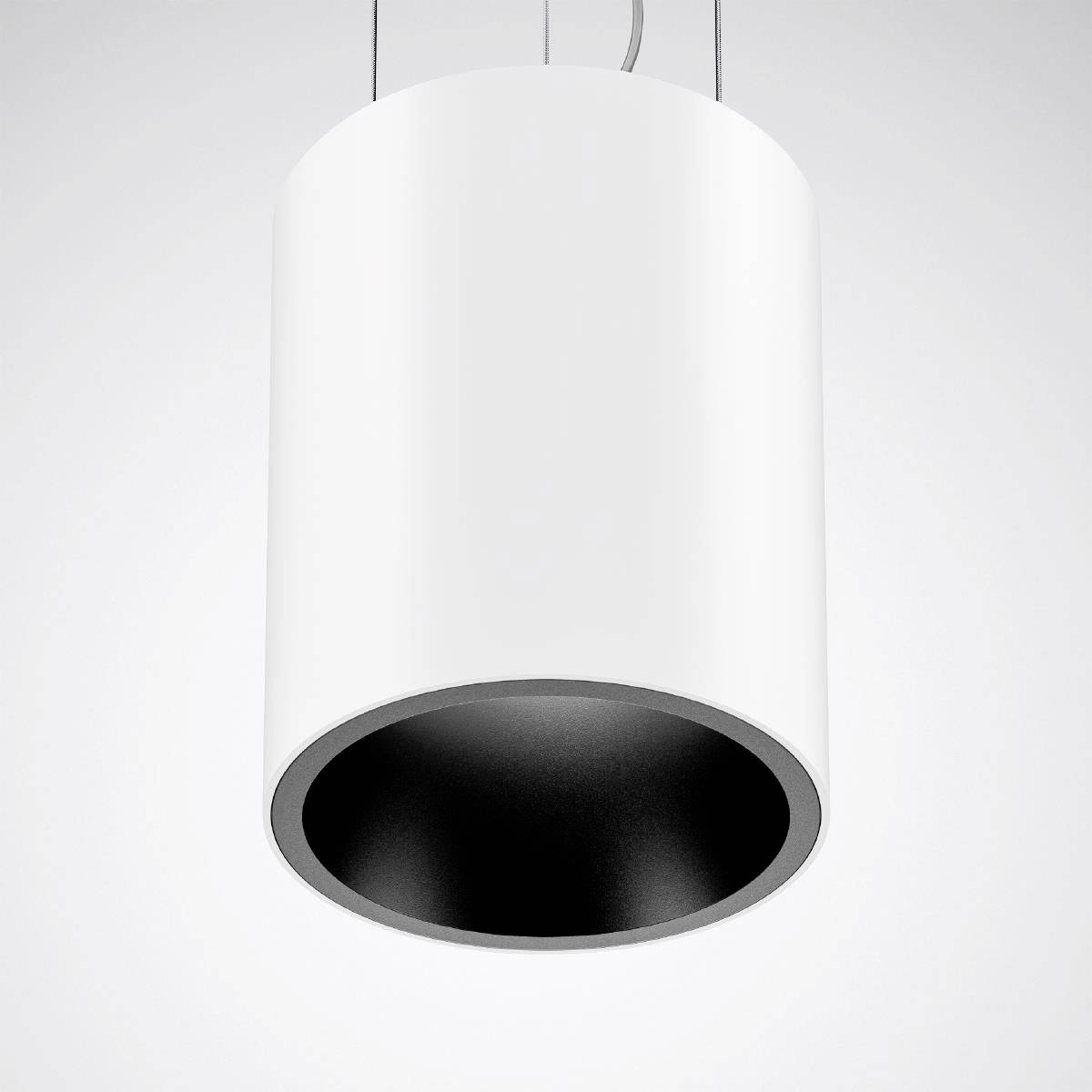 Een moderne, cilindrische, witte hanglamp met zwarte binnenkant die aan een kabel van het plafond hangt.
