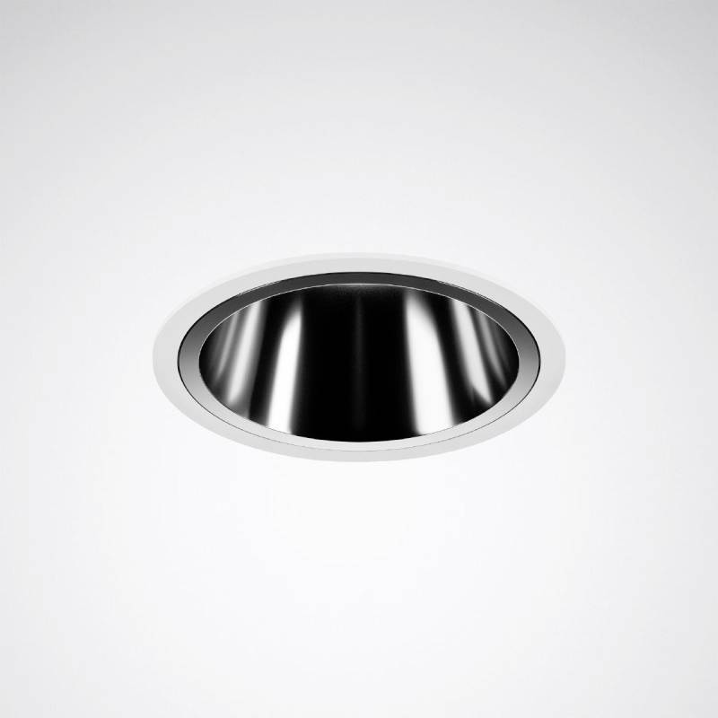 Een moderne inbouwspot met zilveren rand in een witte plafond, geschikt voor minimalistische interieurontwerpen.