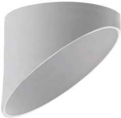 Een eenvoudige, witte wandlampenkap met een gebogen, kegelvormige constructie. Geschikt voor indirecte verlichting in moderne interieurs.