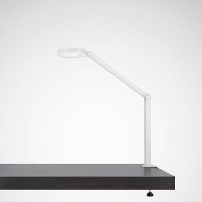 Minimalistische tafellamp met uittrekbare, verstelbare arm op een eenvoudige, donkere houten tafel tegen een neutrale achtergrond.