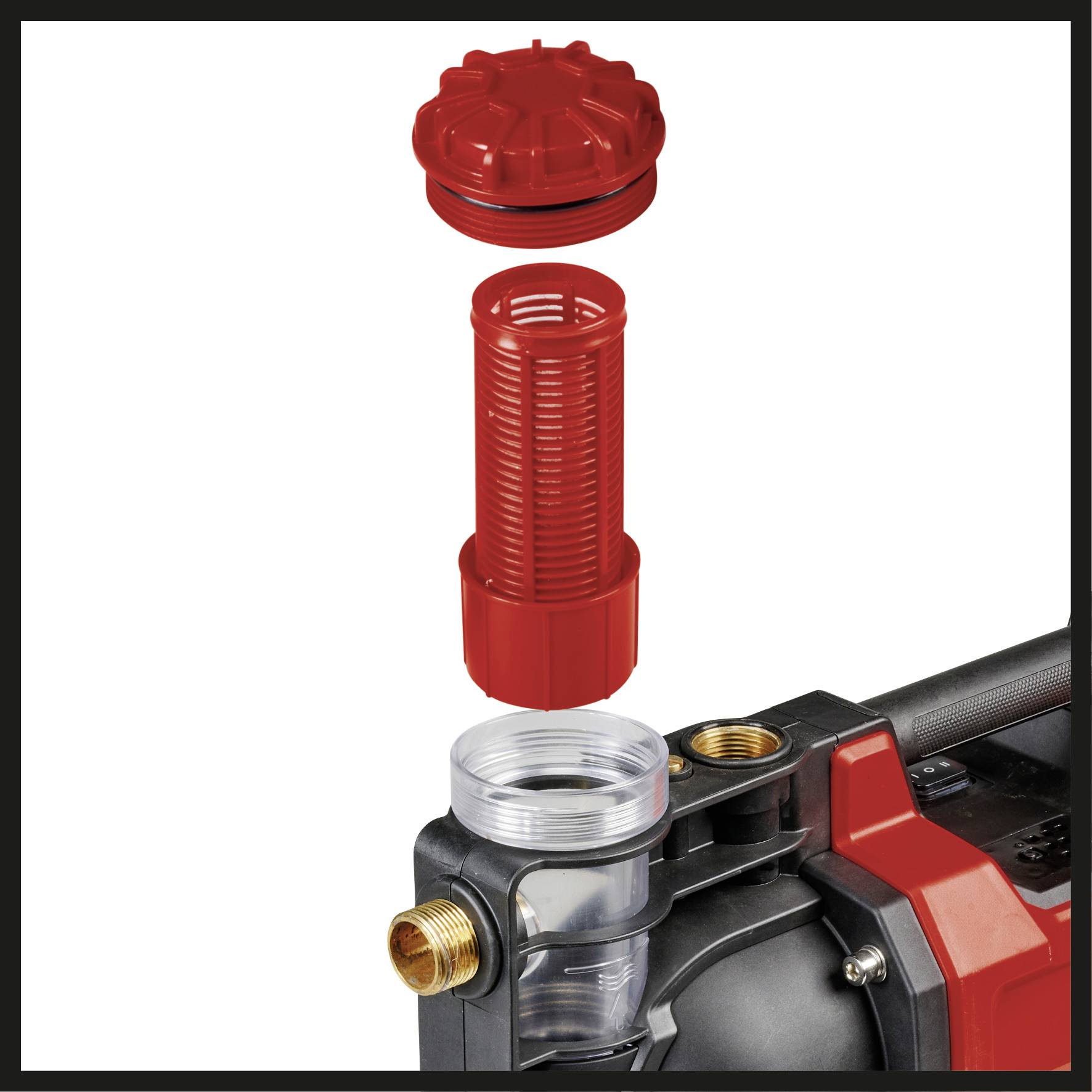 Een gedemonteerde waterpomp-component in drie delen: een rode deksel, een rood filterelement en een pompaansluiting.