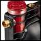 Close-up van een waterfilter met een rood behuizing en zichtbaar filterelement. De filter heeft messing aansluitingen voor de waterleiding.