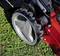 Grasmaaierband op gras, close-up.