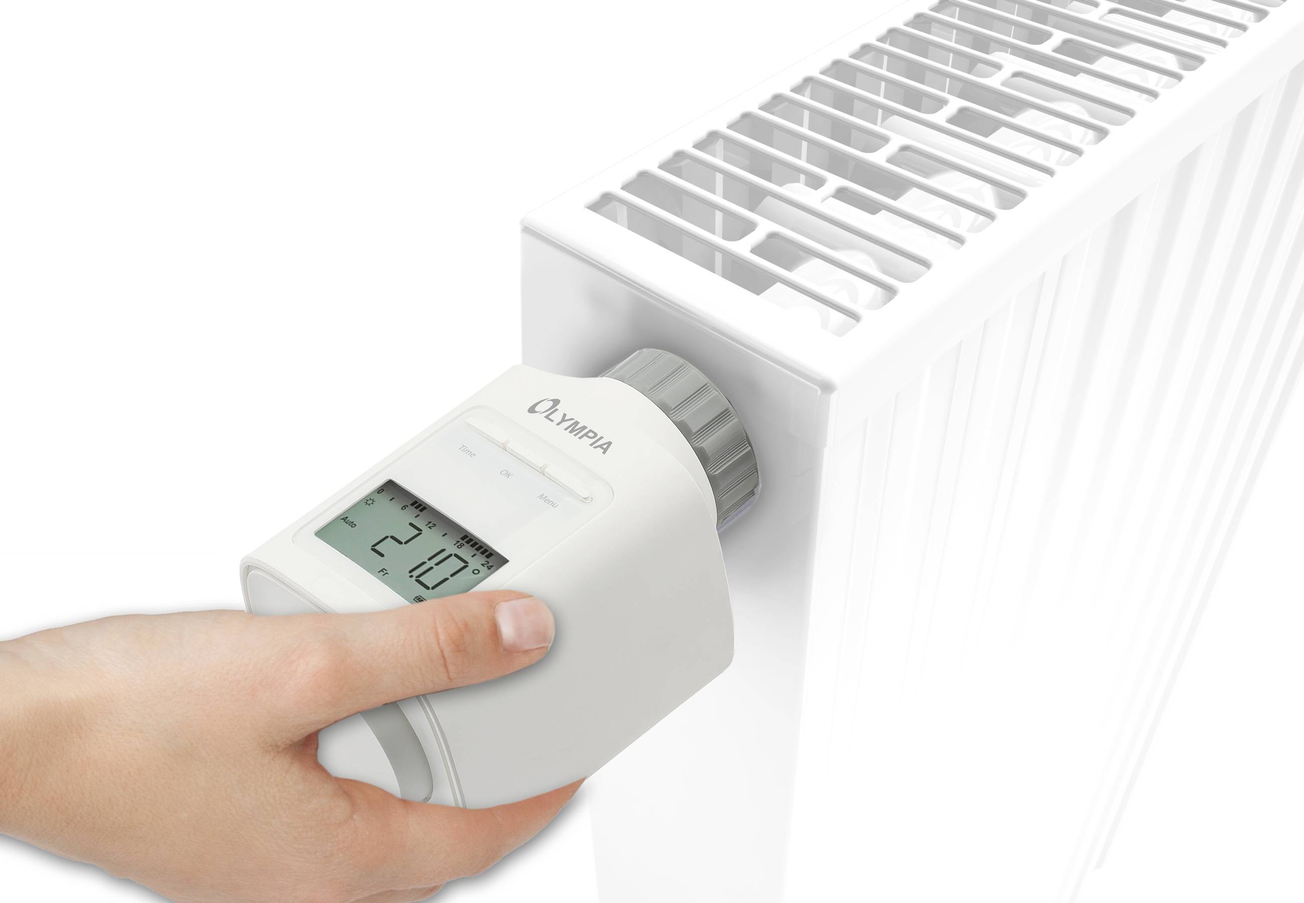 Een hand draait aan de thermostaat van een radiator, ingesteld op 21 graden Celsius.