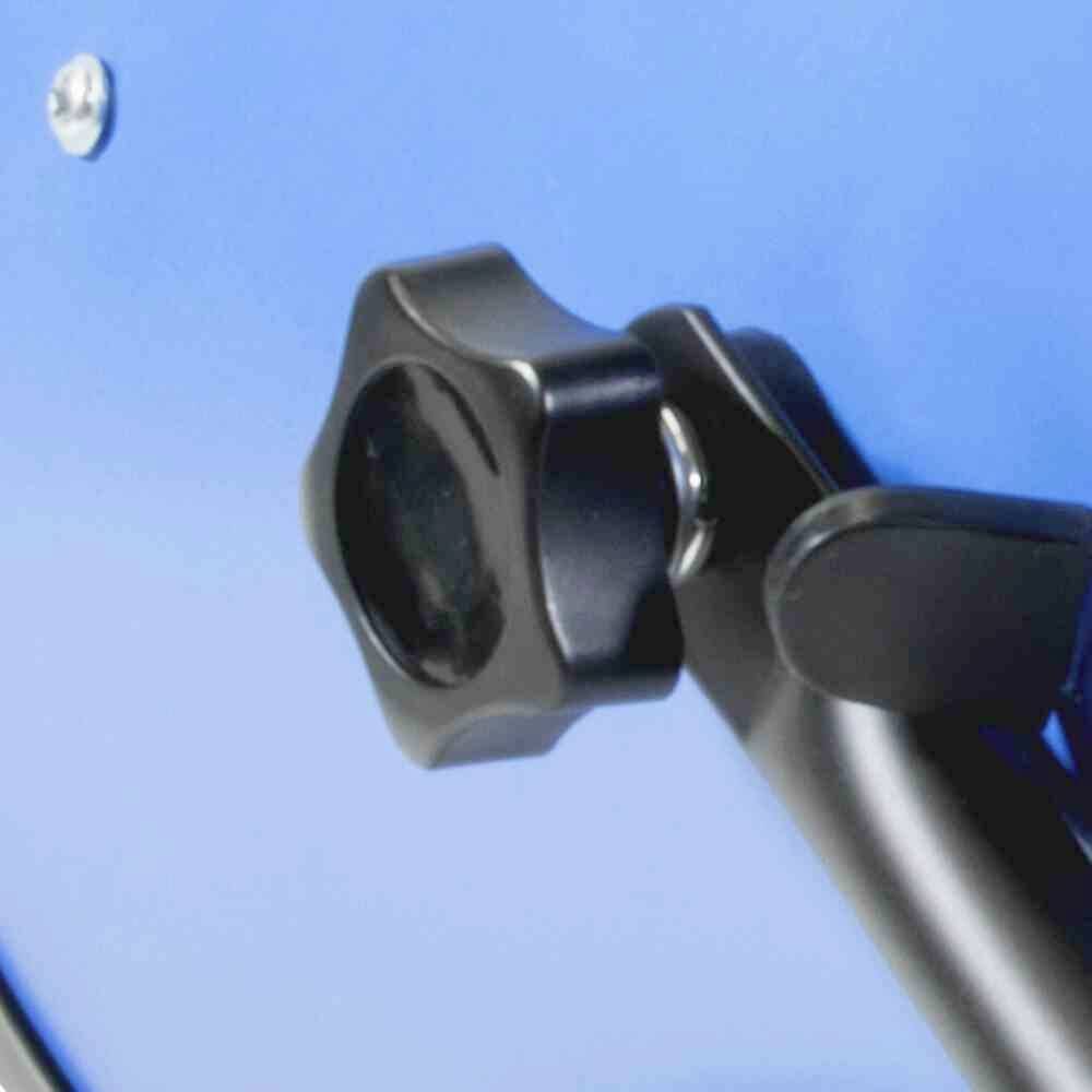 Een zwarte draaigreep op een blauw apparaat. De greep lijkt deel uit te maken van een mechanisme voor instelling of bevestiging.