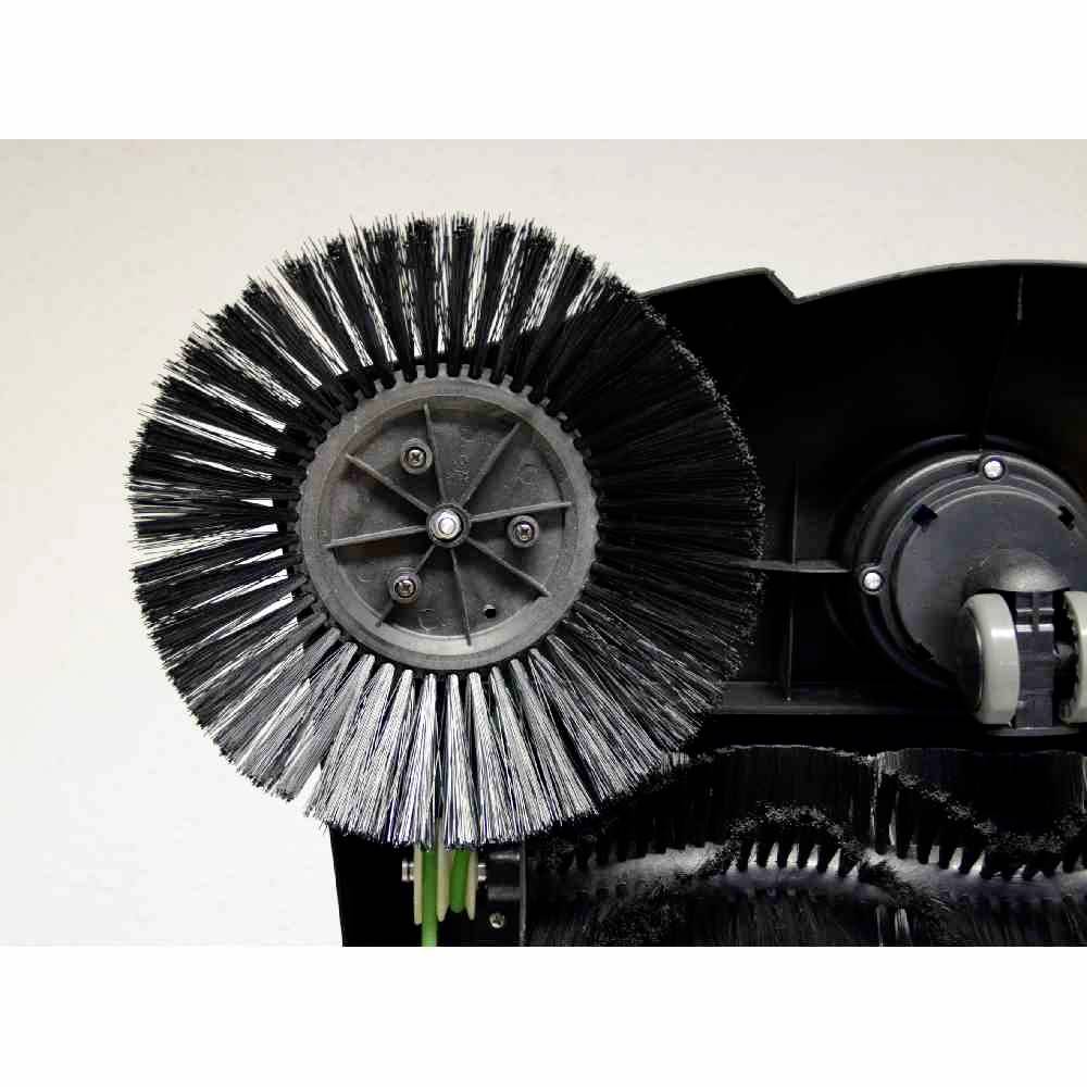 Close-up van een roterende borstel met dichte borstels op een industriële reinigingsmachine die wordt gebruikt voor vloerreiniging.
