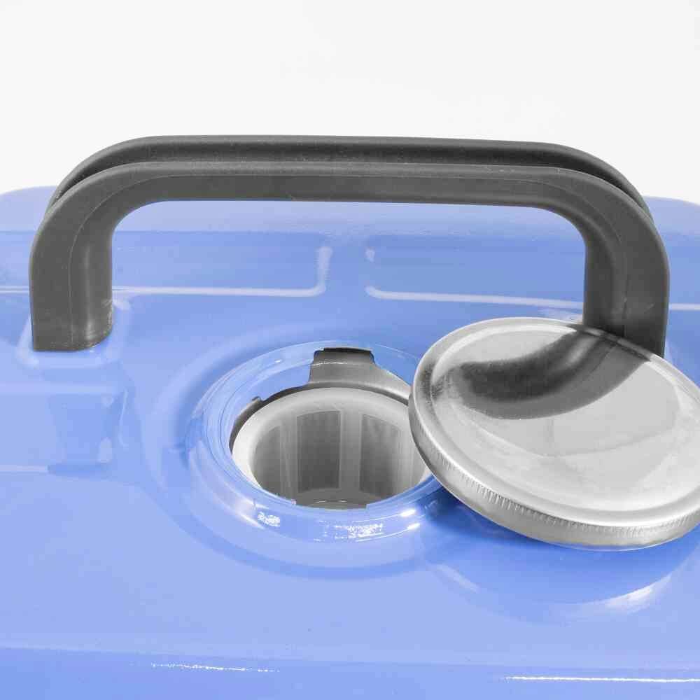 Een blauwe container met een zwarte handgreep, een open deksel en een rond vulgat bovenaan. Geschikt voor vloeistoffen.