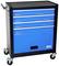 Blauwe gereedschapswagen met drie lades op wielen, handgreep aan de linkerkant, geschikt voor mobiel gebruik in werkplaatsen.