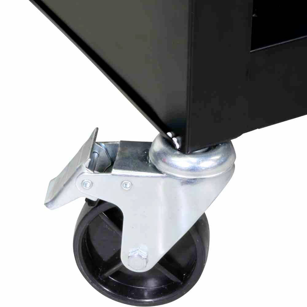 Zwarte transportrol met een metalen bevestiging aan een hoek van een meubelstuk, toont gedetailleerde montage en flexibiliteit van de rol.