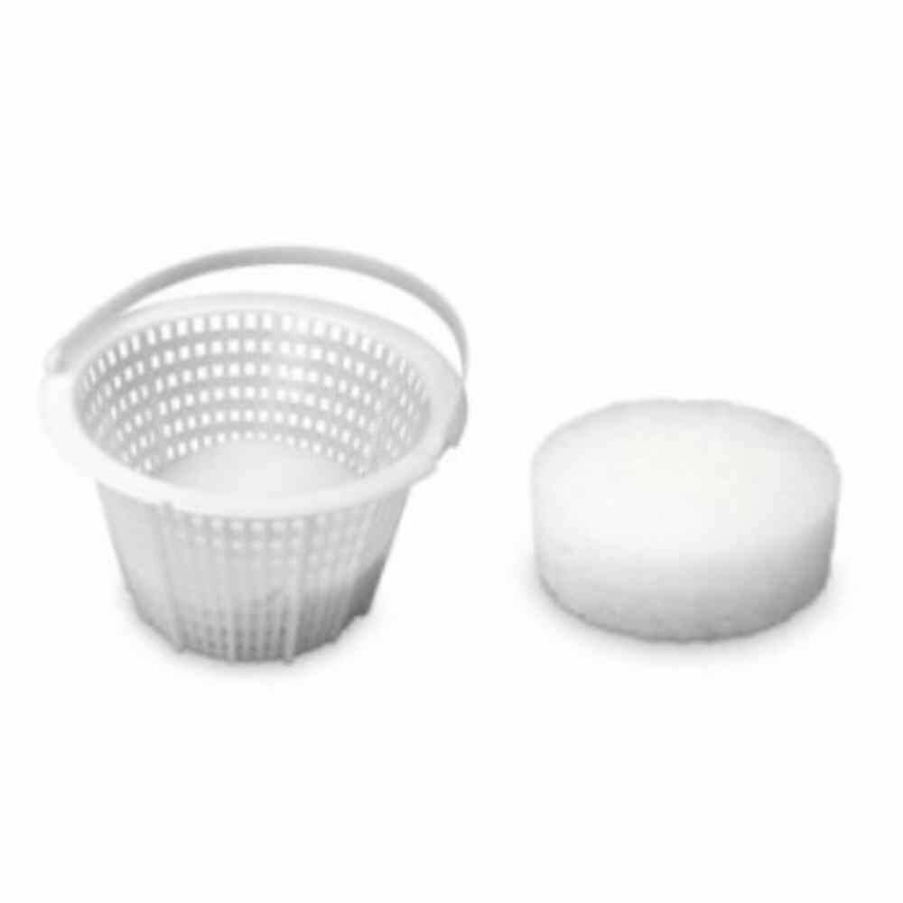 Een witte mand met handvat en een rond, wit filter naast elkaar op een witte achtergrond.