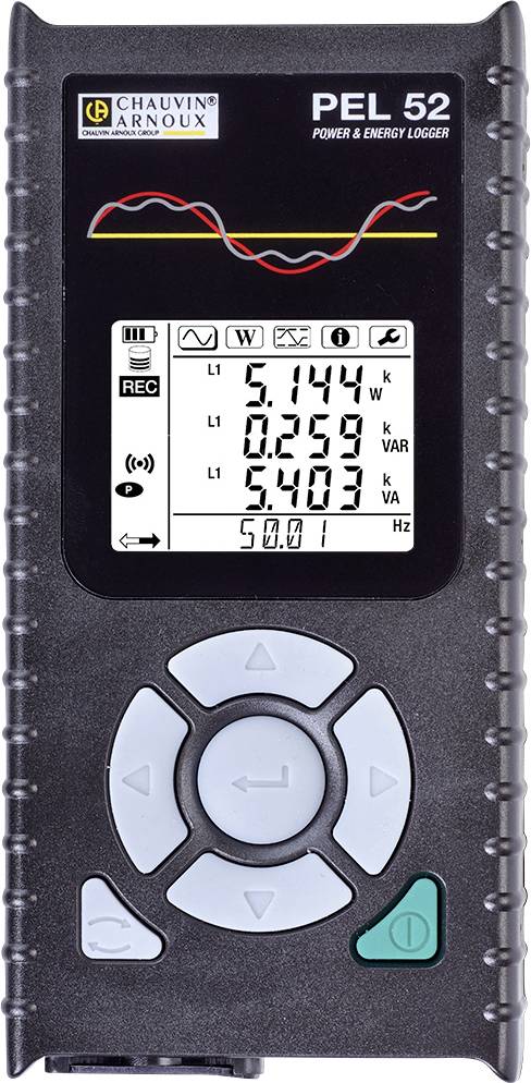 Een draagbaar energiemeetapparaat toont verschillende waarden zoals spanning, stroom en vermogen op een digitaal display.