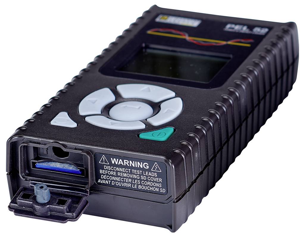 Multimeter met digitaal display en bedieningsknoppen. Het heeft een SD-kaartsleuf en een waarschuwing om de testleidingen te ontkoppelen voordat de afdekking wordt verwijderd.