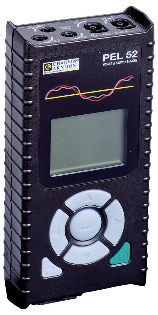 Een draagbare energie- en vermogenslogger (Model PEL 52) met scherm en bedieningsknoppen aan de voorzijde, compact en handzaam.
