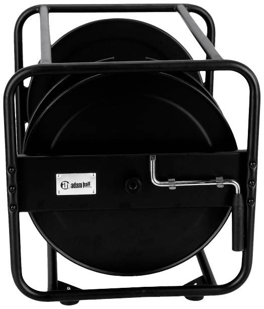 Zwarte metalen kabeloproller met een hendel aan de zijkant, gebruikt voor het netjes oprollen en opbergen van lange kabels.