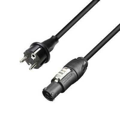 Een zwarte netwerkkabel met een Schuko-stekker aan de linkerkant en een XLR-stekker aan de rechterkant ligt op een witte achtergrond.