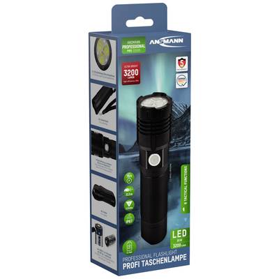 'Ansmann Professional LED-zaklamp, ultrahelder 3200 lumen, IP67, 30 watt, vijf jaar garantie. Afgebeeld met noorderlichtachtergrond.'