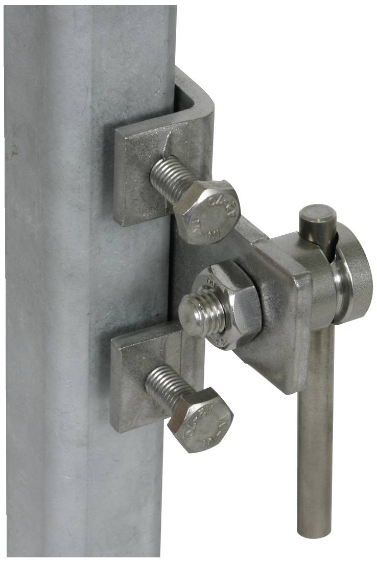 Metalen klemmen en bouten verbinden twee buizen in een rechte hoek. Zichtbaar zijn scharnieronderdelen die bewegelijkheid mogelijk maken.