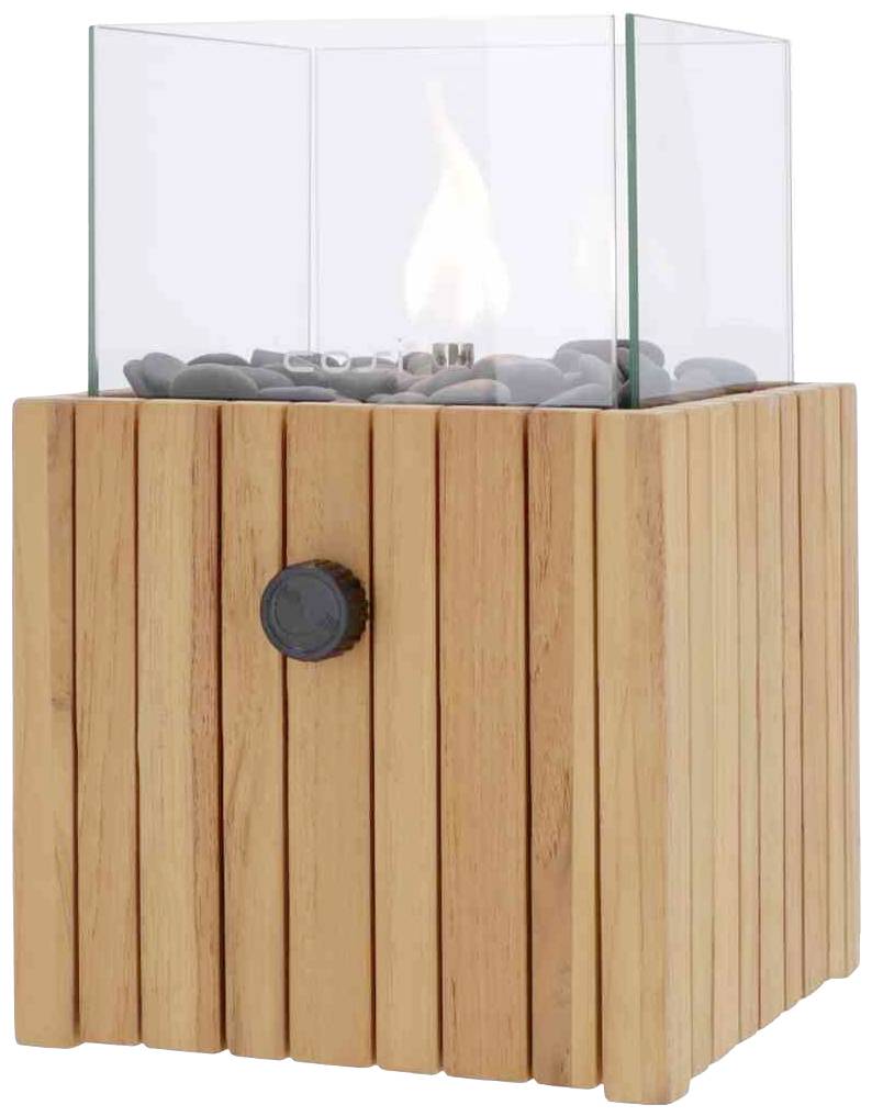 Een kleine openhaard met glazen omlijsting en houten bekleding toont een vlam, omgeven door stenen. Ideaal voor decoratieve doeleinden buiten.