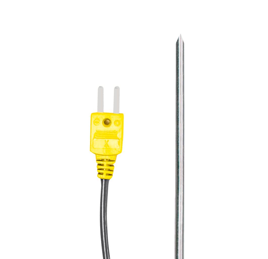 Geel thermokoppel van het type K met metalen sonde. Gebruikt voor temperatuurmeting in wetenschappelijke en industriële toepassingen.