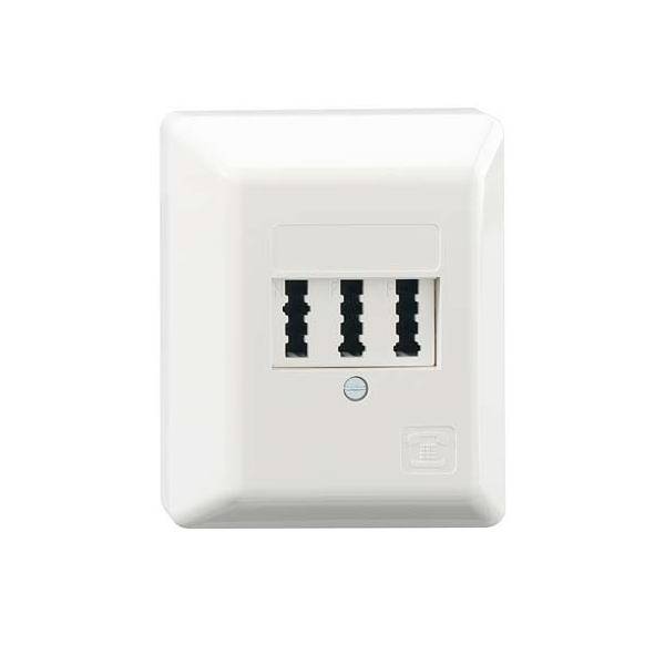 Een witte telefoonbox met drie parallelle aansluitingen gemonteerd aan een muur.