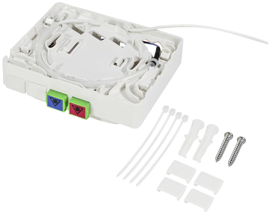 Een witte verdeelkast met gekleurde markeringen, kabels en toebehoren zoals kabelbinders en schroeven, liggend op een tafel.