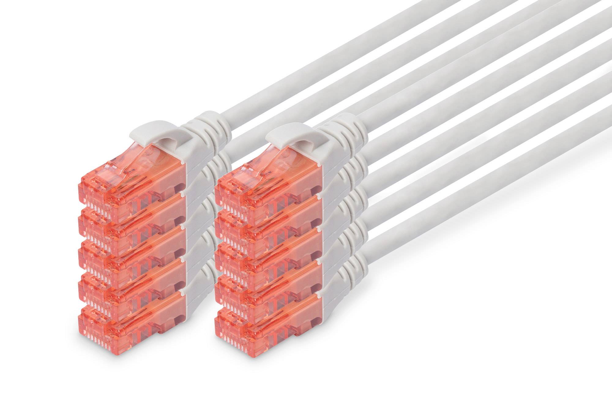 Twee stapels witte netwerkkabels met rode connectoren.