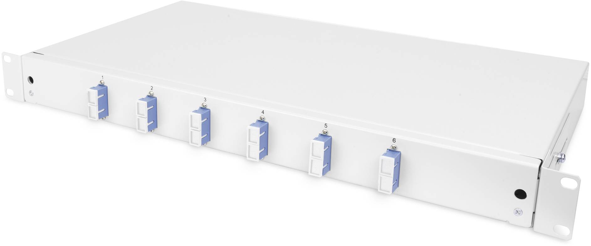 Een wit rackmount-behuizing met zes blauw-witte aansluitingsmodules, mogelijk voor glasvezelverbindingen, van voren gezien.