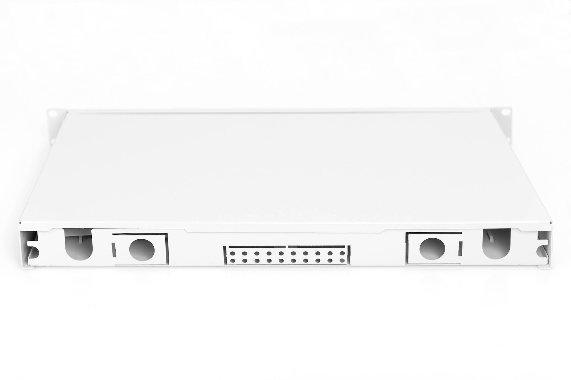Een wit 1HE-rackmast-behuizing met twee zijdelingse ventilatieopeningen en meerdere aansluitingen in het midden.