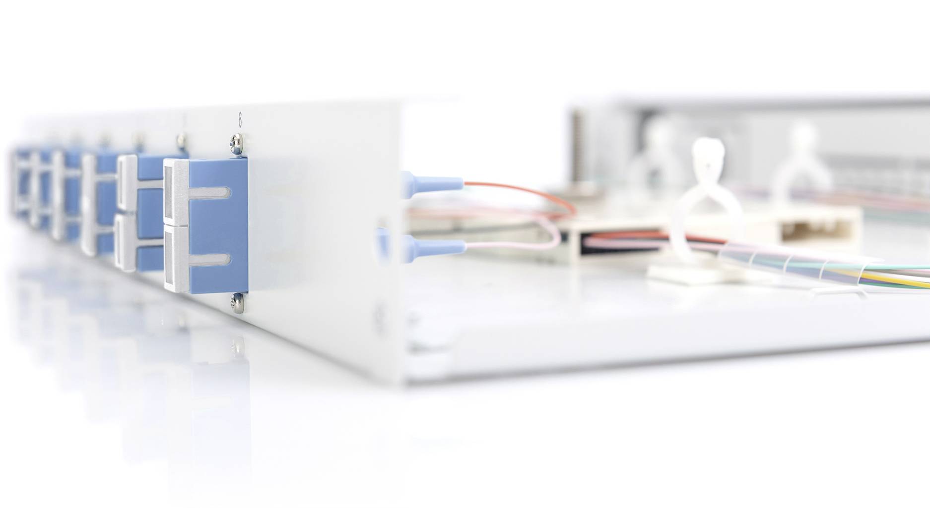 Vezel-optische kabel aangesloten op een patchpanel in een datacenter, met een wazig achtergrond.