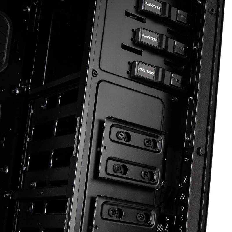 Binnenaanzicht van een leeg computerbehuizing met meerdere installatieruimtes voor drives en andere computercomponenten.