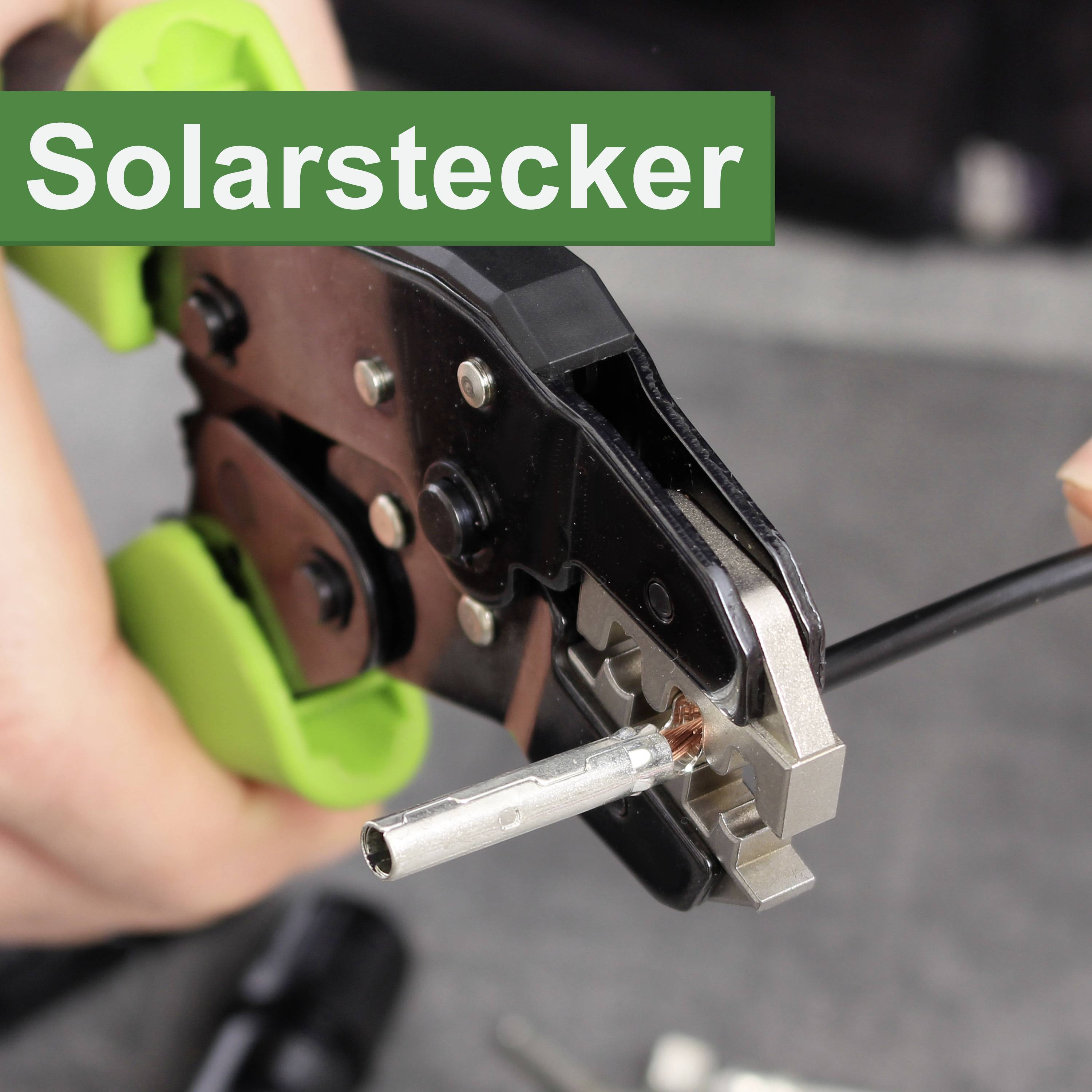 Persoon die een zonnepaneelkabel met een tang bewerkt. Linksboven is een groen bord met de tekst 'Zonnestekker'.
