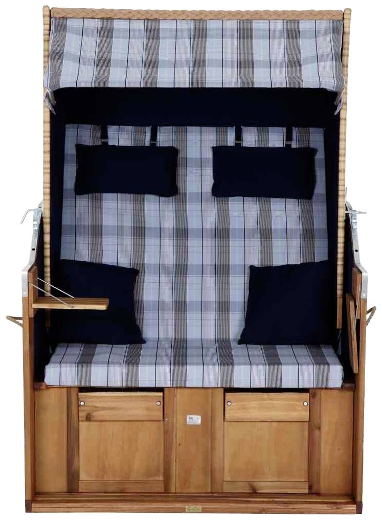 Een houten strandstoel, gestoffeerd met geruit stof in blauw- en grijstinten, twee nekkussens en twee sierkussens.