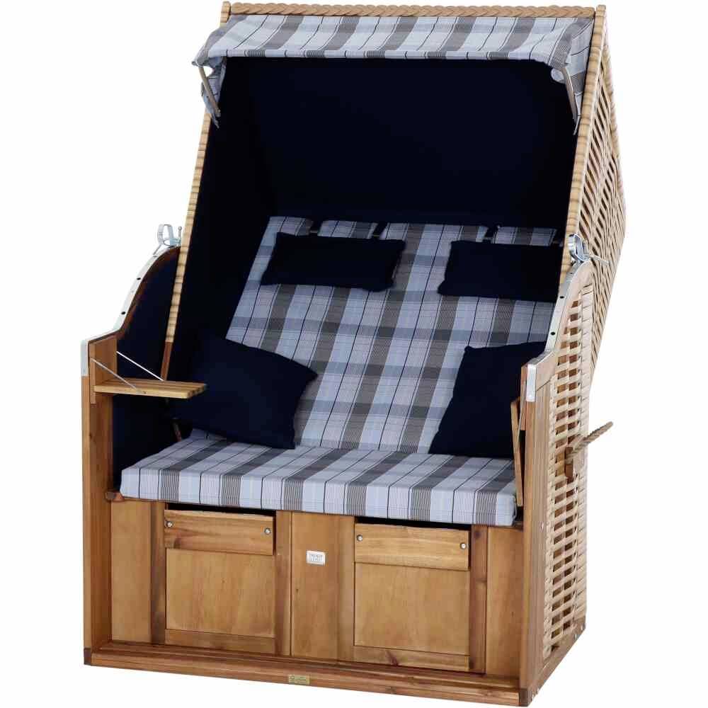 Houten strandstoel met blauw-wit gestreepte stof, twee kussens en een opvouwbare tafel aan de zijkant.