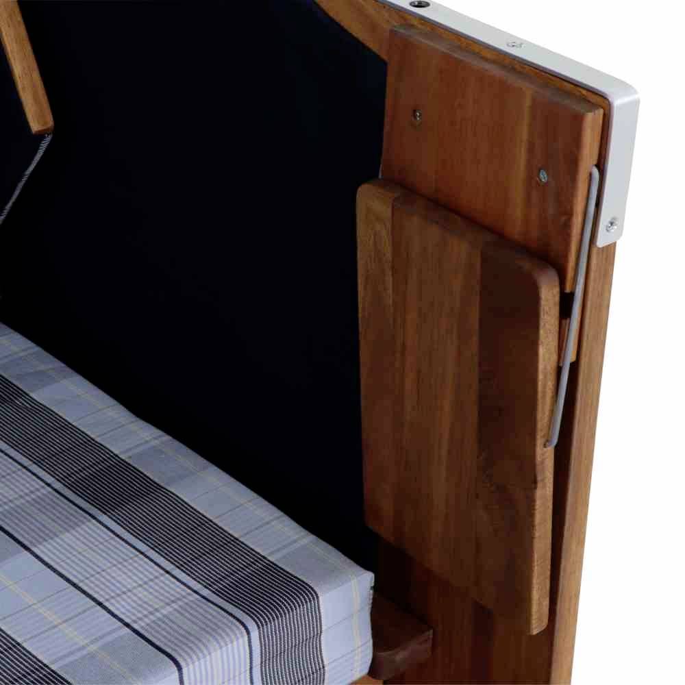 Houten schommel met gestreept kussen. Hij heeft een opklapbare rugleuning en armleuningen die stabiliteit en comfort bieden.