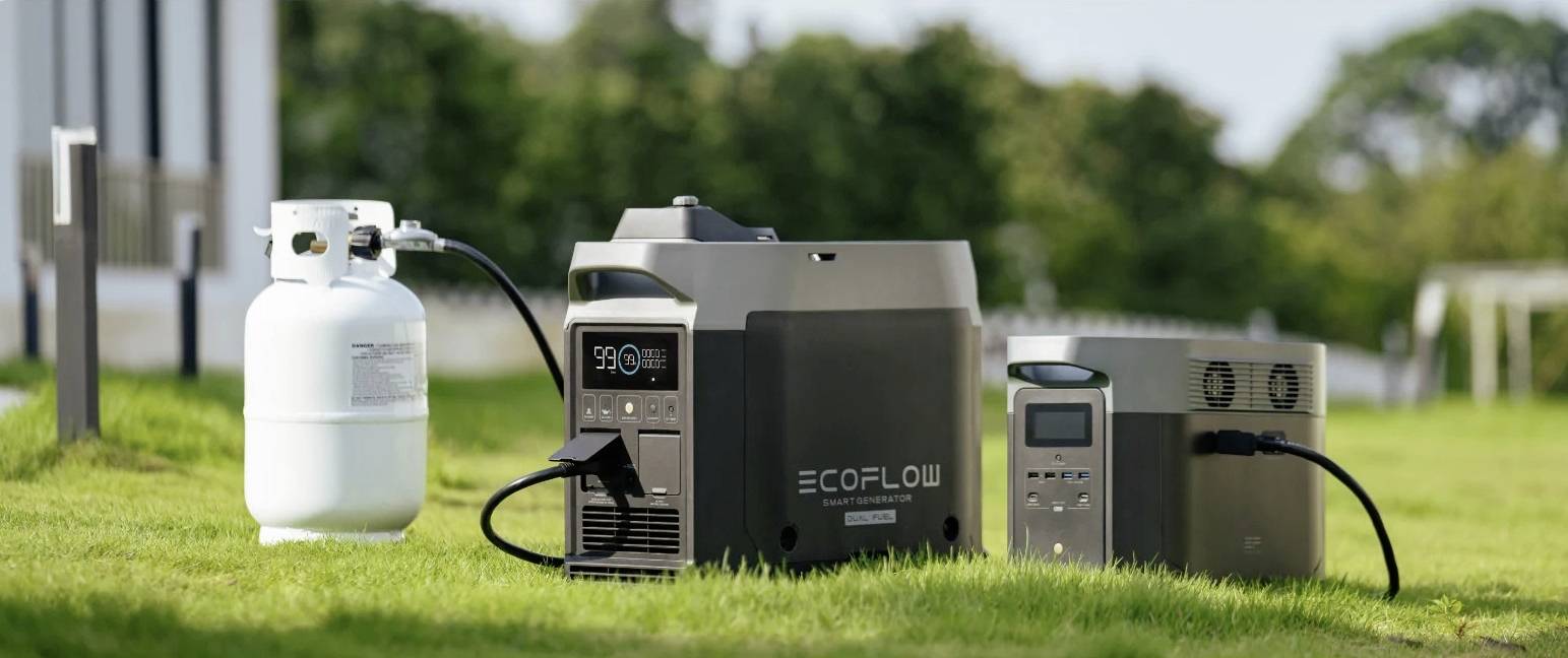 Draagbaar EcoFlow-powerstation buiten met aangesloten propaangastank, klaar voor autonome stroomvoorziening.