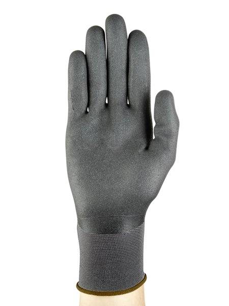 Een enkele, donkere, gewatteerde werkhandschoen met de handpalm naar voren gericht. De handschoen is ontworpen voor arbeidsbescherming.