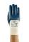 Hand met een blauw gecoate werkhandschoen, toont handpalm met etiketinformaties zoals maat en modelnummer.