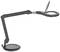 Een zwarte, flexibele bureaulamp met een ronde voet en een grote kogelscharnier-arm, met een geïntegreerde vergrootlens aan de kop.